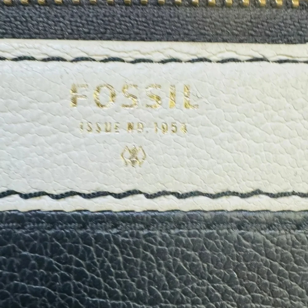 Fossil - Black and White Leather Zip Around Wallet